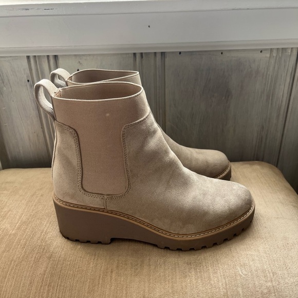 Dolce Vita pull on Suede Chelsea Ankle Boots in Taupe nude lug sole size 8 - Picture 9 of 9